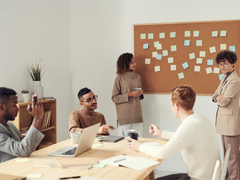 Réunion d'une équipe de travail.