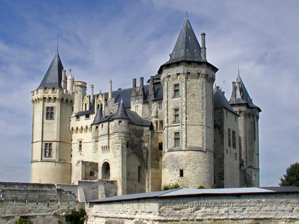 Aile sud du chteau de Saumur (Maine-et-Loire) Faade principale, tours et chtelet d'entre.  Rsidence des Ducs dÕAnjou aux XIVe et XVe sicles, le chteau de Saumur est le dernier palais princier rig par la dynastie des Valois.  South wing of the castle of Saumur (Maine-et-Loire) Main facade, towers and gatehouse.  Residence of the Dukes of Anjou in the fourteenth and fifteenth centuries, the castle of Saumur is the last royal palace built by the Valois dynasty.